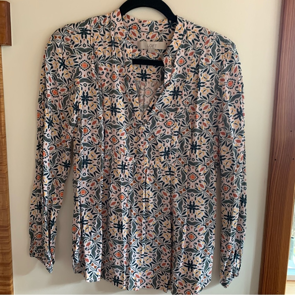 ⭐️ 3 for $20 ⭐️ LOFT Multicolor flowy Blouse size small